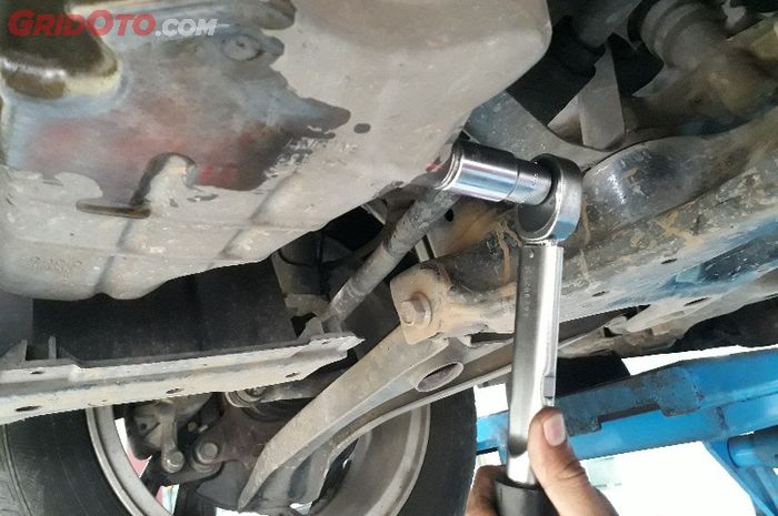 Manfaat Melakukan Engine Flush Saat Ganti Oli Menjaga Kesehatan Jantung Kendaraan Anda