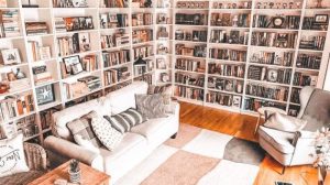 Tips Mengatur Rak Buku Agar Terlihat Rapi Di Foto Ciptakan Sudut Estetik Yang Memukau