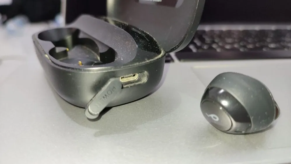 Solusi Lengkap Mengapa Earbuds Kiri Tidak Mau Mengisi Daya Saat Di Case Dan Cara Mengatasinya